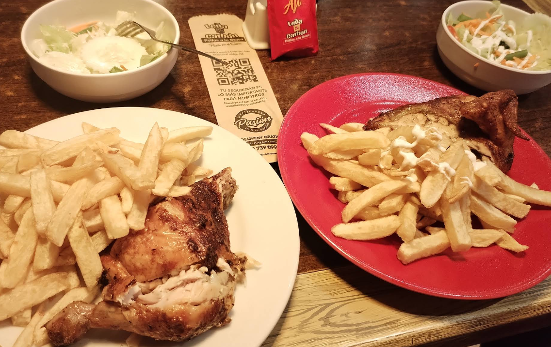 Platos de 1/4 de pollo a la brasa con papas fritas en Leña & Carbón